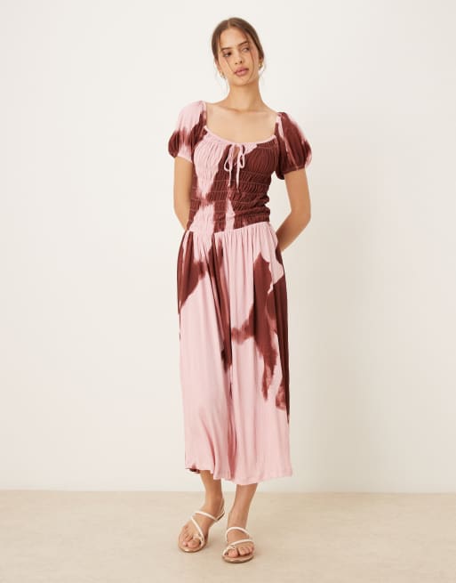 ASOS DESIGN - Tea-kjole med milkmaid-snit, rynket talje, pufærmer og abstrakt blomstermønster i krølstof med