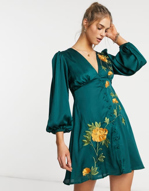 ASOS DESIGN - Tea-minikjole med gennemgående knapper og broderi i satin