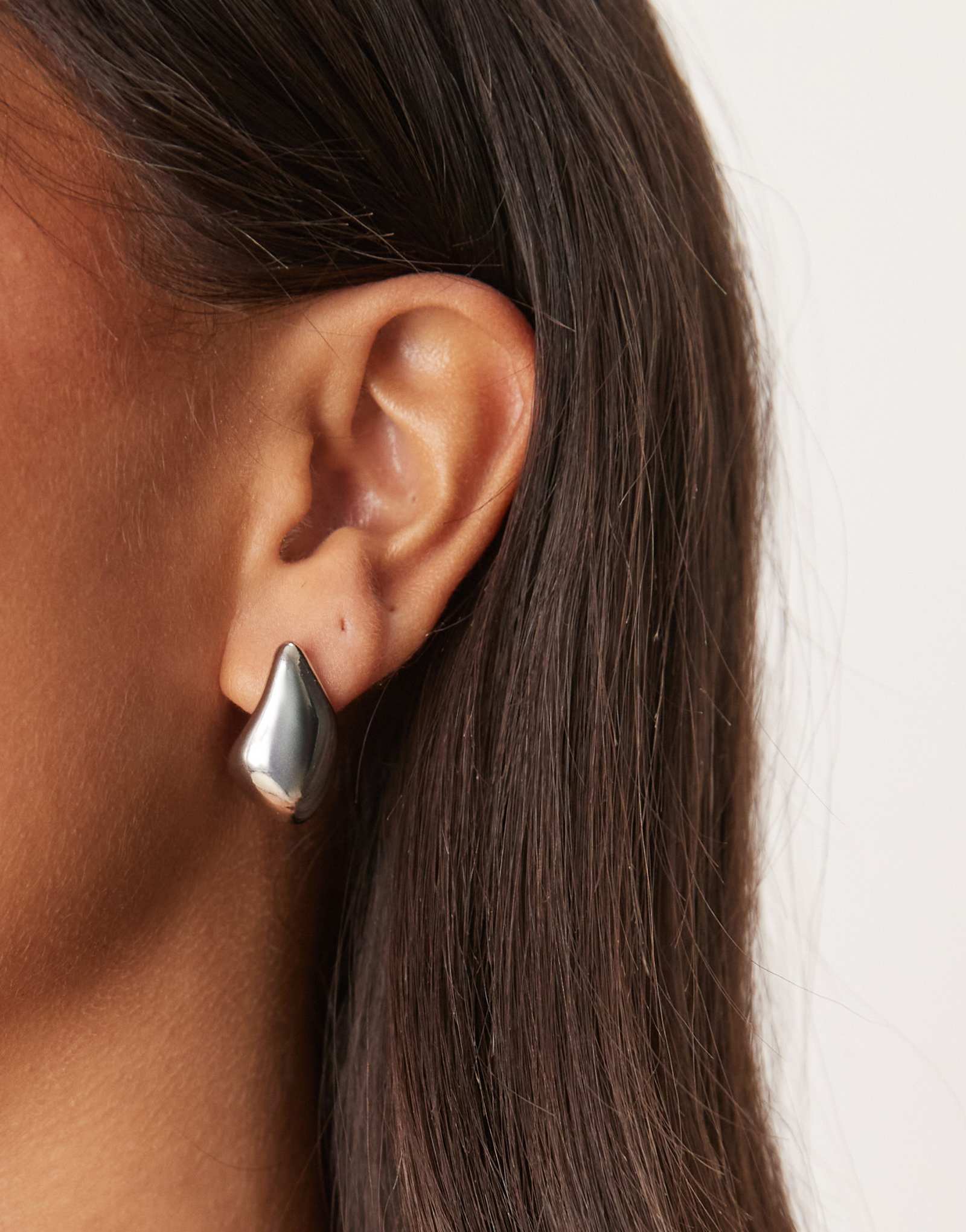 ДИЗАЙНЕРСКИЕ каплевидные серьги-гвоздики ASOS серебристого оттенка