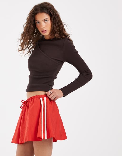 ASOS DESIGN techniczna mikro mini spódnica z bocznym paskiem w czerwieni, 4 z 5