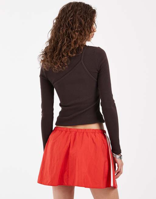 ASOS DESIGN techniczna mikro mini spódnica z bocznym paskiem w czerwieni, 5 z 5