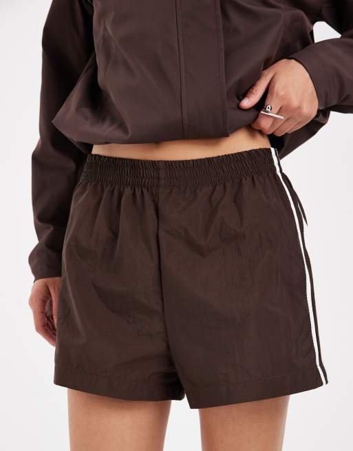 ASOS DESIGN techniczne bokserki z bocznym paskiem w kolorze czekoladowym, 3 z 5