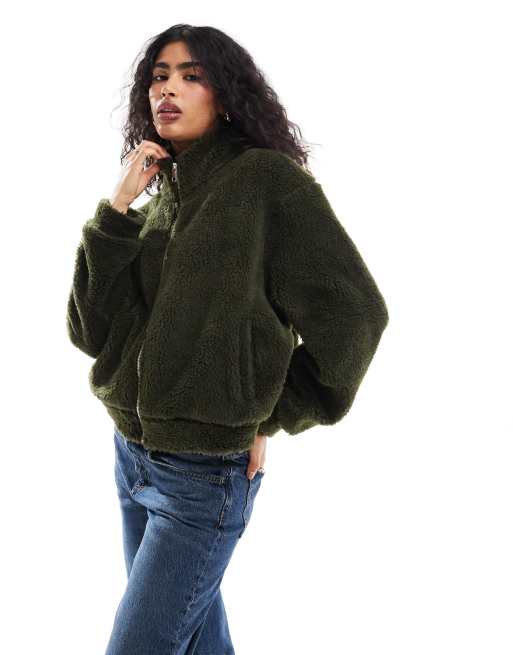 ASOS DESIGN – Teddyfell-Bomberjacke in Olivgrün mit Trichterkragen