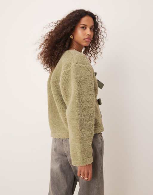 ASOS DESIGN – Teddyfell-Jacke in Salbeigrün mit Schleifenschnürungen, 4 von 4
