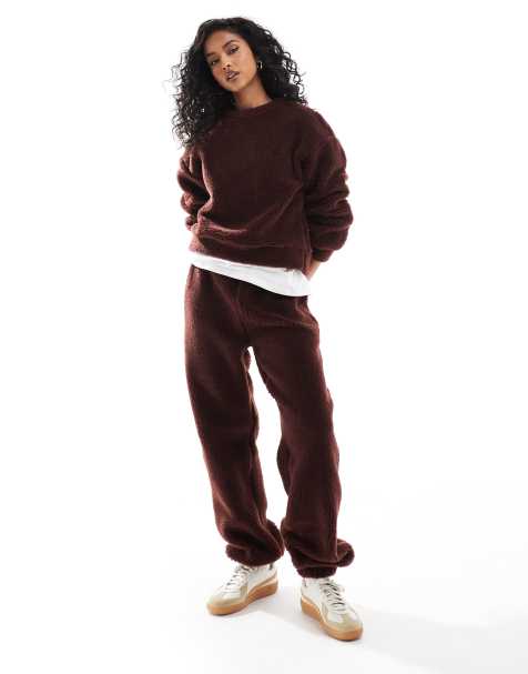 ASOS DESIGN – Teddyfell-Set aus Oversize-Sweatshirt und Jogginghose in Schokoladenbraun - view 1