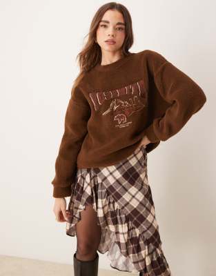 ASOS DESIGN - Teddyfell-Sweatshirt in Braun mit „Yosemite"-Stickerei