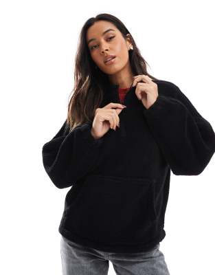 ASOS DESIGN – Teddyfell-Sweatshirt in Schwarz mit Stehkragen und Ziernaht - view 1