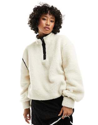 ASOS DESIGN - Teddyfell-Sweatshirt zum Überziehen in Weiß mit farblich abgesetzter Paspelierung-Bunt