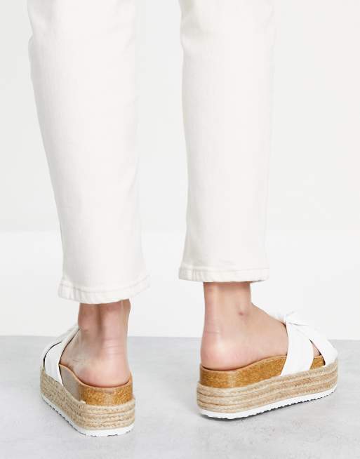 ASOS DESIGN - Teegan - Sandali a pianta larga flatform bianchi, 2 di 4