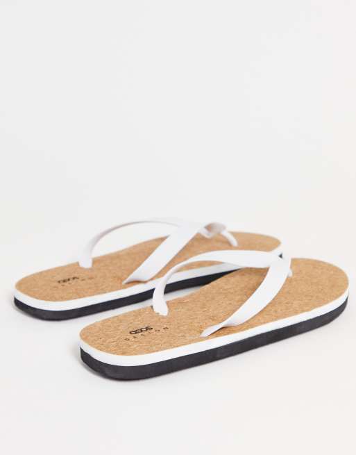 ASOS DESIGN Teenslippers van kurk in wit en zwart ASOS