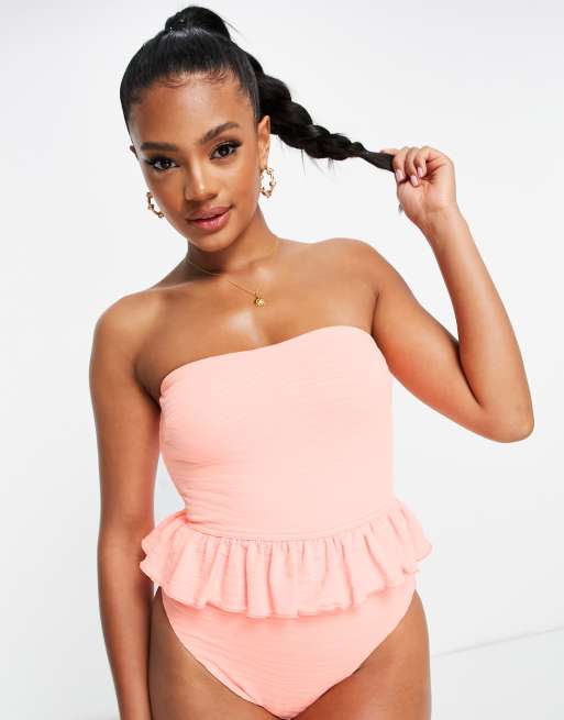 ASOS DESIGN - Tekstureret badedragt med peplum-kant i ferskenfarve