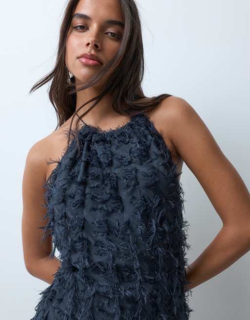 ASOS DESIGN tekstureret fringe halterneck midaxi-kjole i mørk navy, 3 af 5