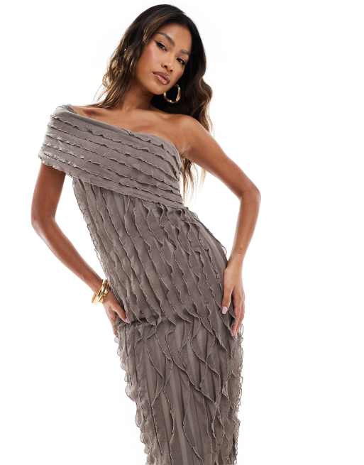 ASOS DESIGN – Teksturowana brązowa sukienka maxi na jedno ramię z wycięciem