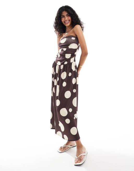 ASOS DESIGN – Teksturowana brązowa sukienka midi bandeau z obniżoną talią w kropki