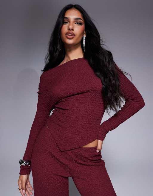 ASOS DESIGN – Teksturowany bordowy top z odsłoniętym ramieniem i asymetrycznym dołem, część zestawu