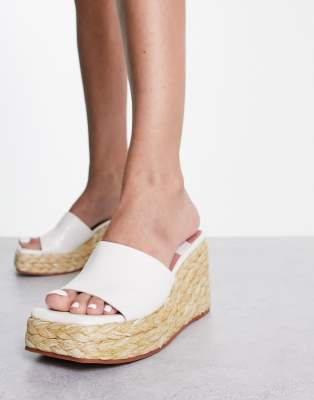 ASOS DESIGN - Teo - Mules in Weiß mit Keilabsatz