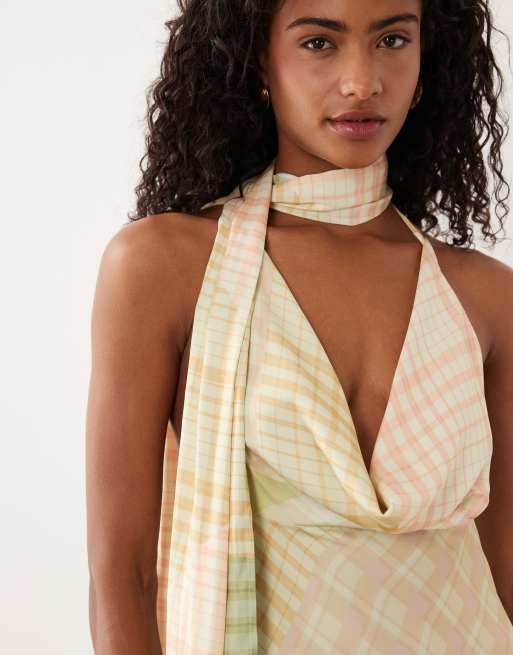 ASOS DESIGN - Ternet maxikjole i satin med vandfaldsudskæring med tørklædedetalje, 4 af 4