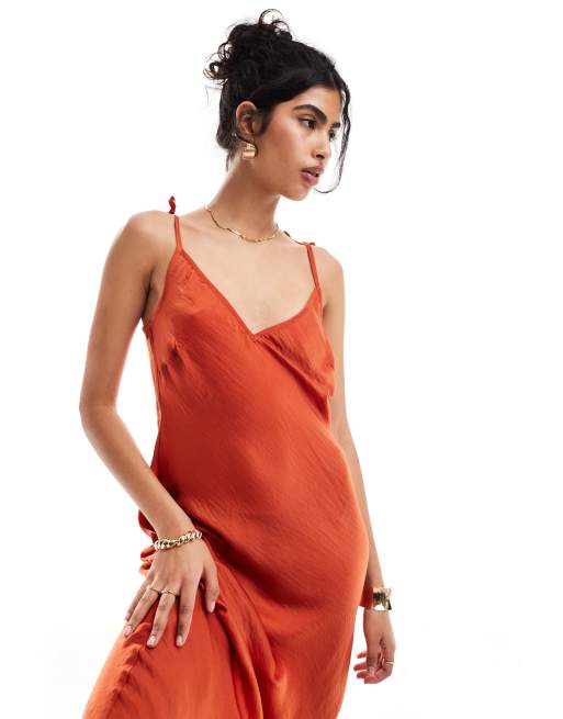 ASOS DESIGN - Terracottafarvet slip-midikjole i satin med v-hals, 2 af 4