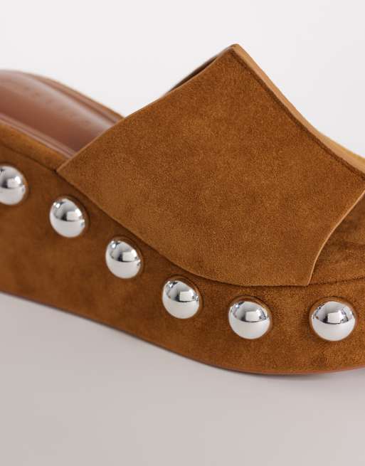 ASOS DESIGN – Tessa – Sandalen in Sandbraun mit Oversize-Nieten und Keilabsatz , 2 von 4