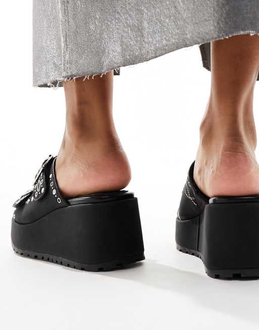 ASOS DESIGN – Texas – Mules in Schwarz mit Nietenbesatz, Schnallendetail und Keilabsatz, 3 von 4