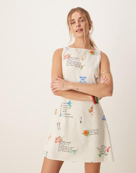 ASOS DESIGN – Text- och motivmönstrad miniklänning med hög, fyrkantig halsringning och smock baktill - view 1