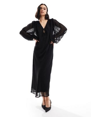textured balloon sleeve midi dress in black