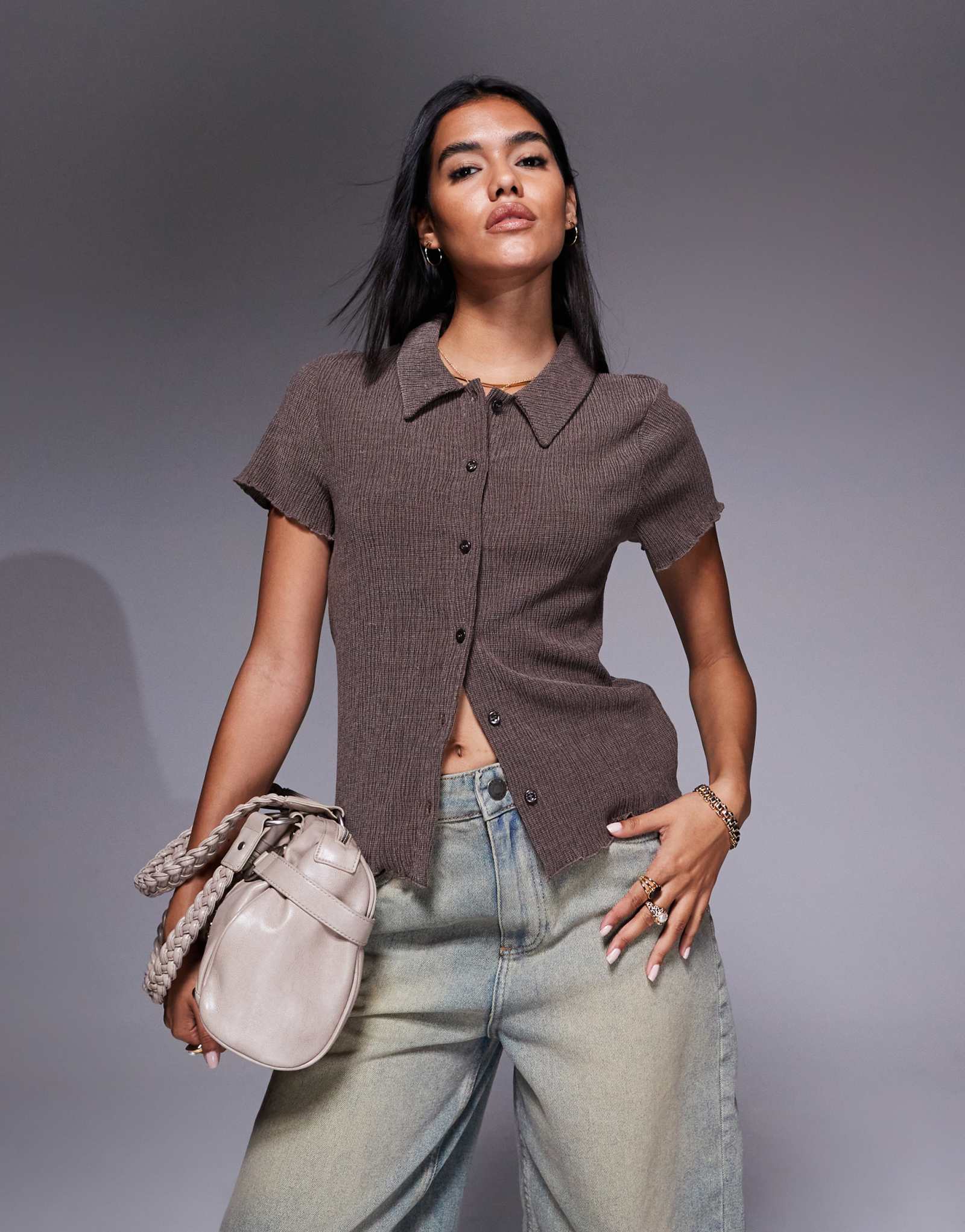Коричневая рубашка ASOS DESIGN с текстурированной отделкой и коротким рукавом на пуговицах