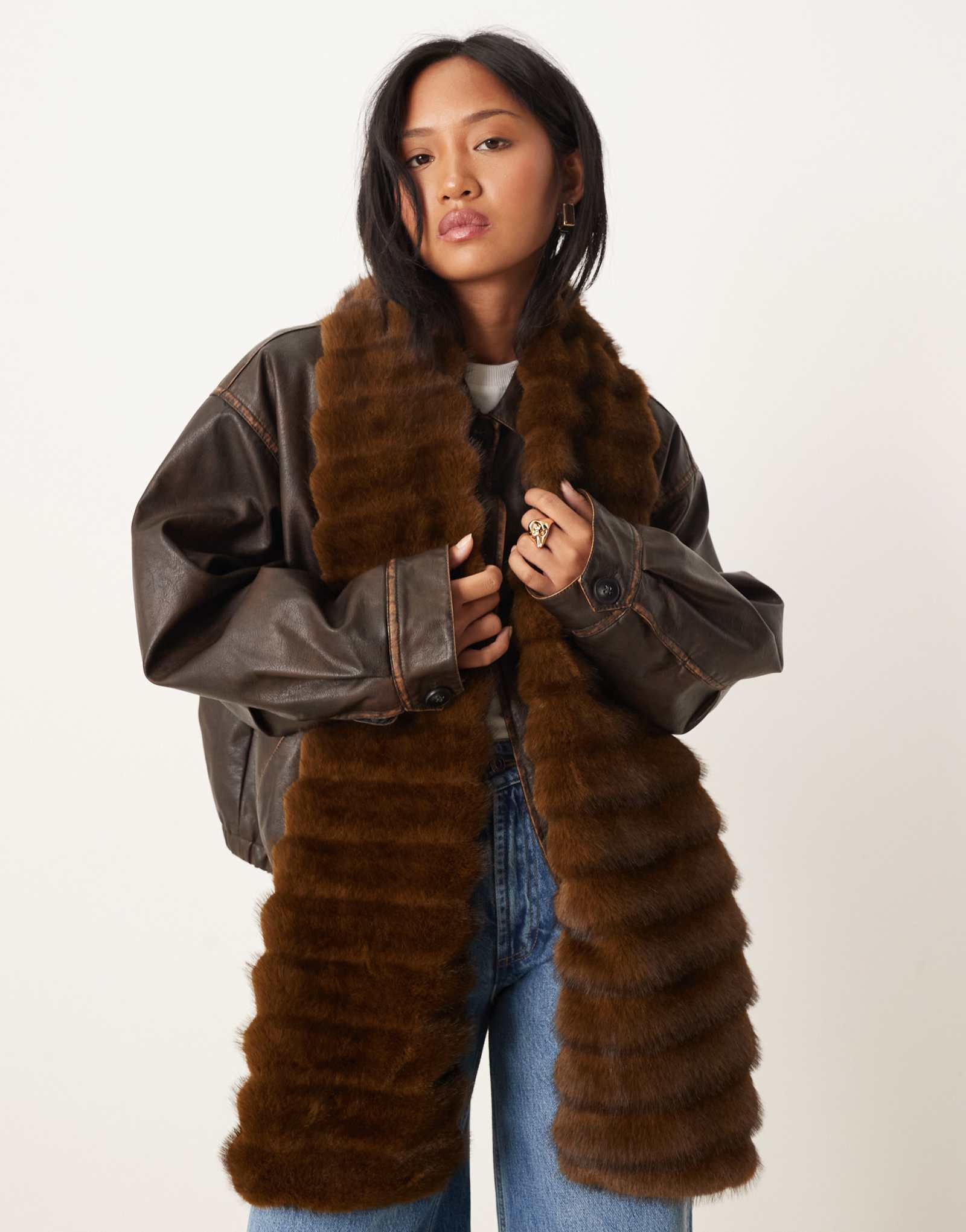 Шарф из текстурированного искусственного меха ASOS DESIGN с карманами шоколадного цвета