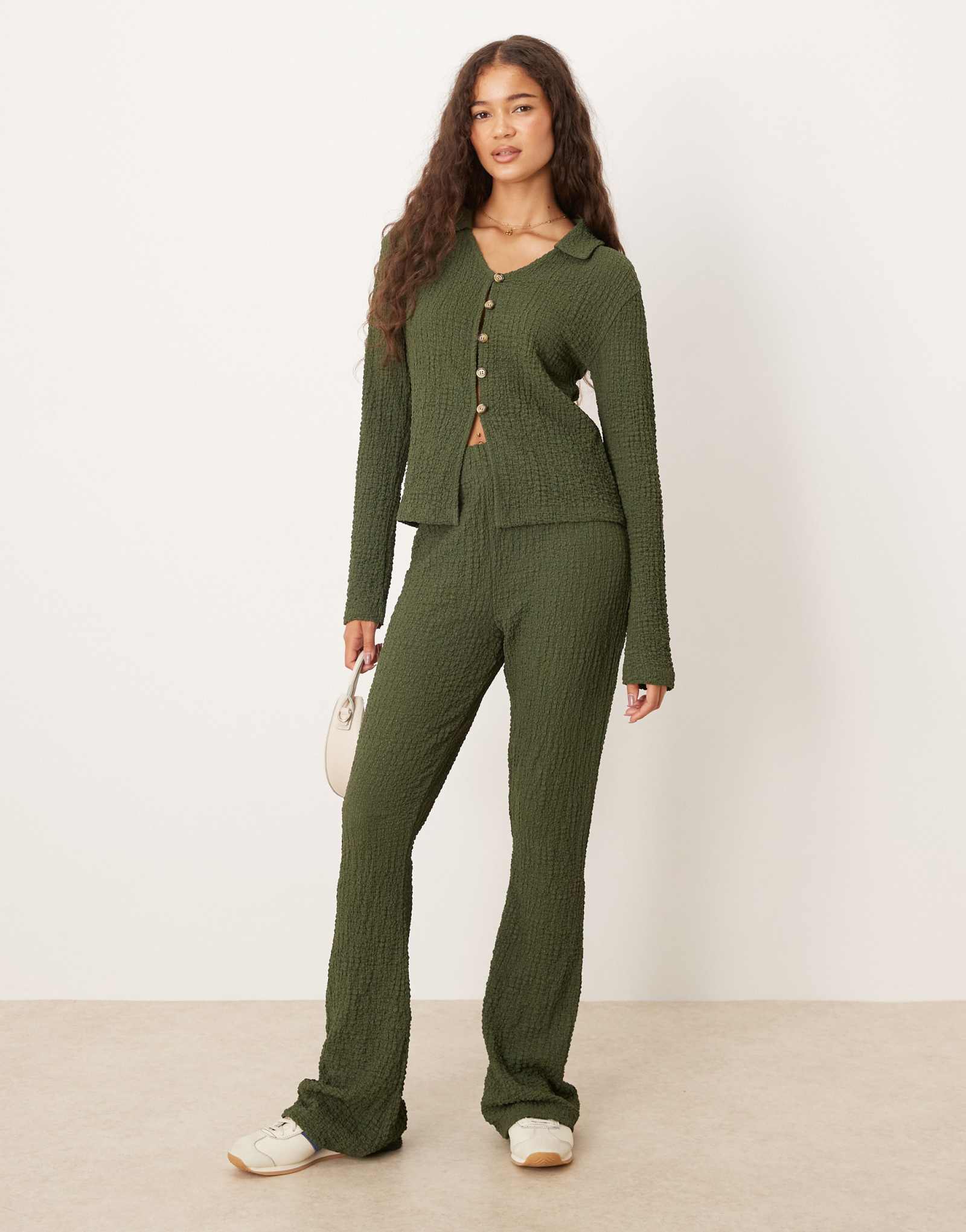 Дизайнерские фактурные расклешенные брюки ASOS зеленого цвета хаки - часть комплекта