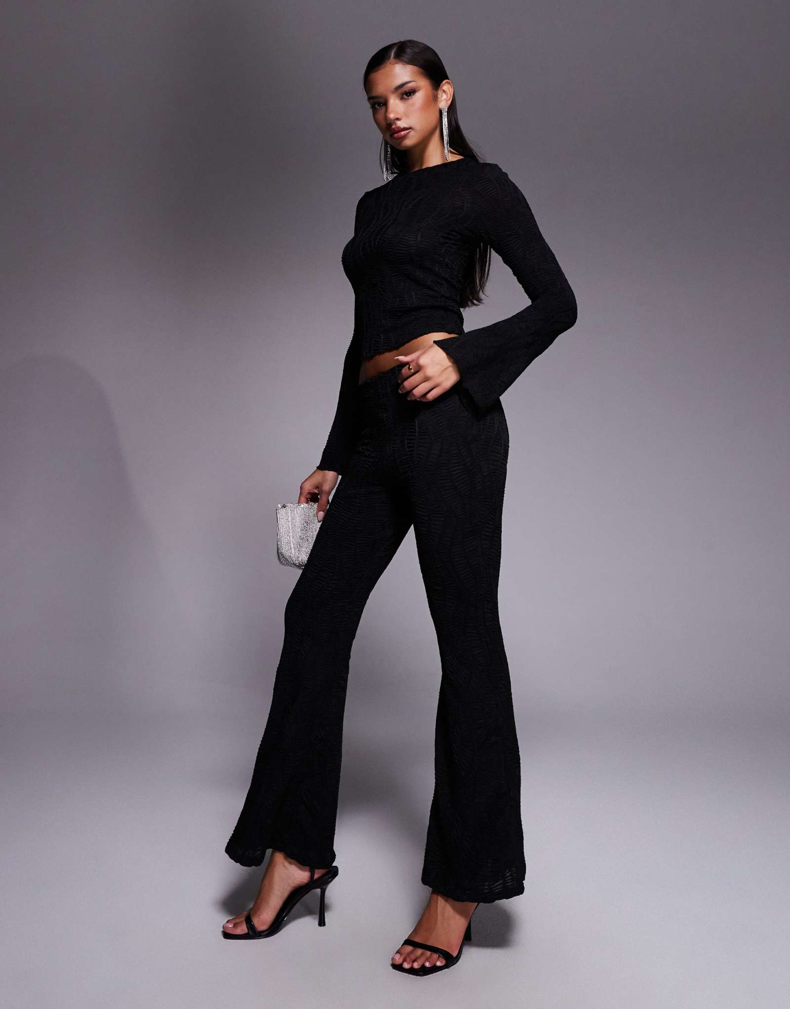 Дизайнерские текстурированные брюки-клеш с завышенной талией от ASOS черного цвета - часть комплекта