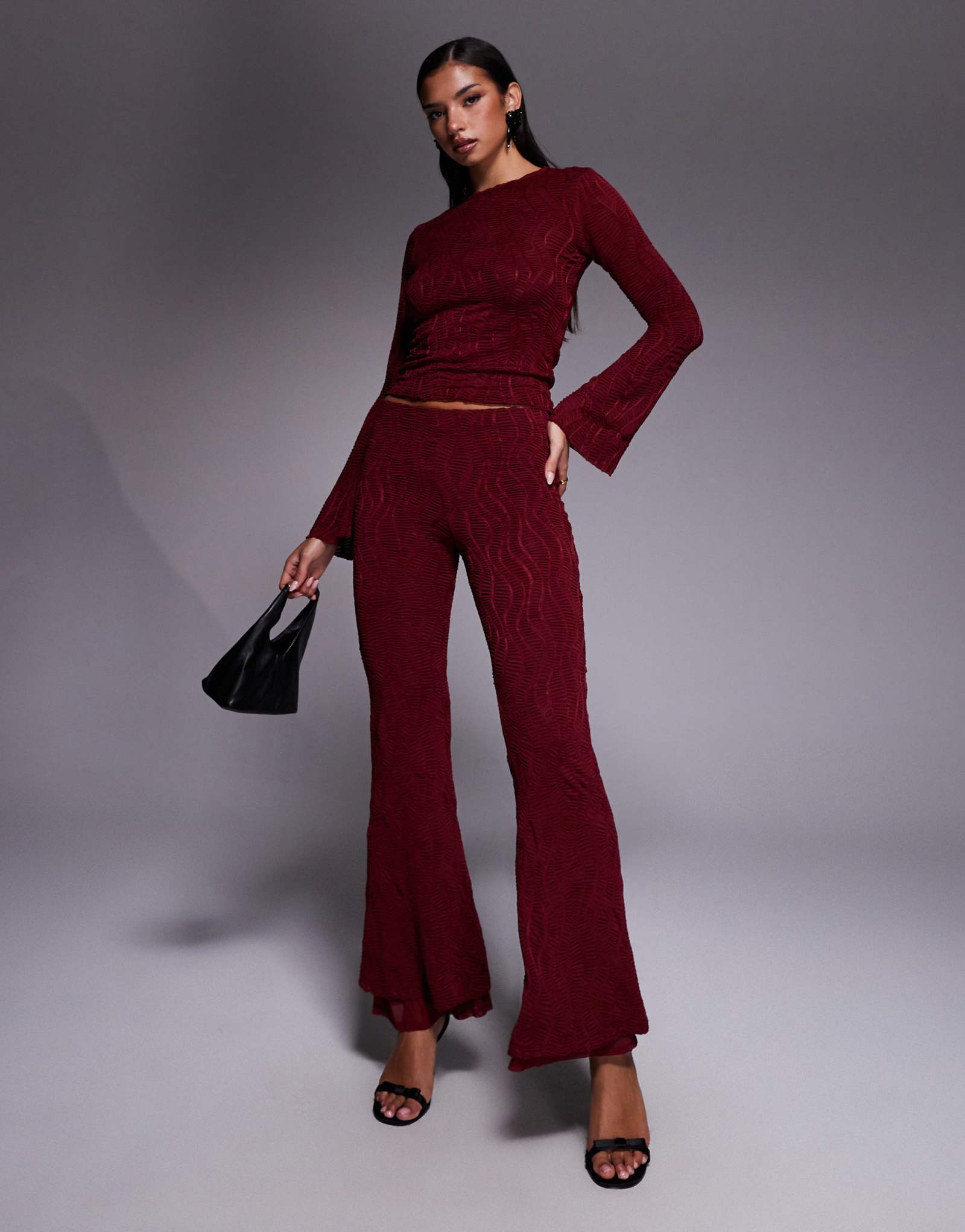 Дизайнерские текстурированные брюки-клеш с завышенной талией от ASOS бордового цвета - часть комплекта