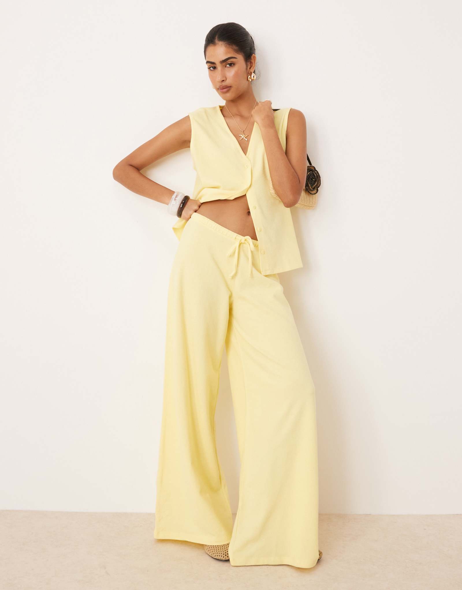 Широкие брюки из фактурного трикотажа ASOS DESIGN молочного цвета - часть комплекта