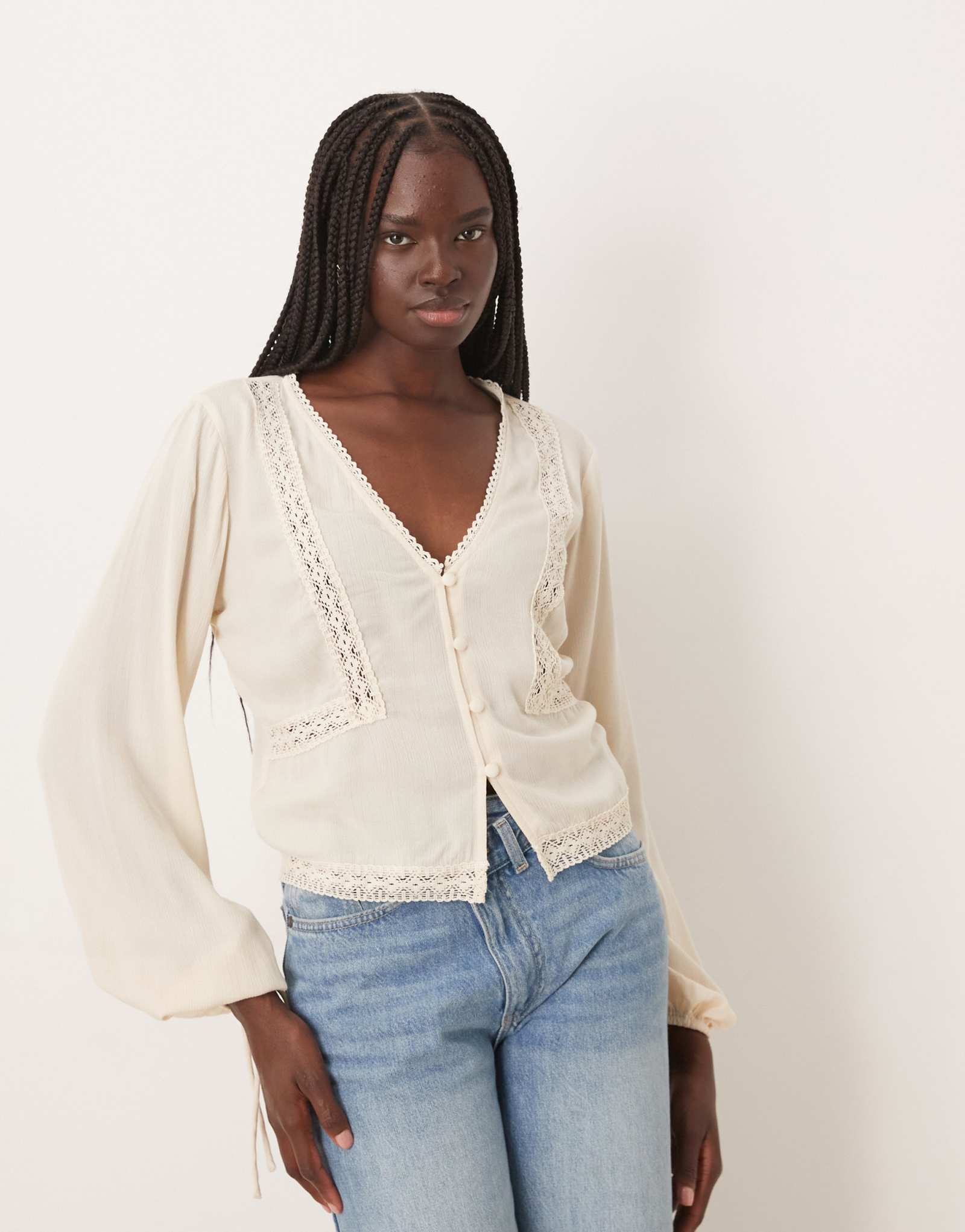 Блузка ASOS DESIGN с текстурированным длинным рукавом и кружевной вставкой из камня