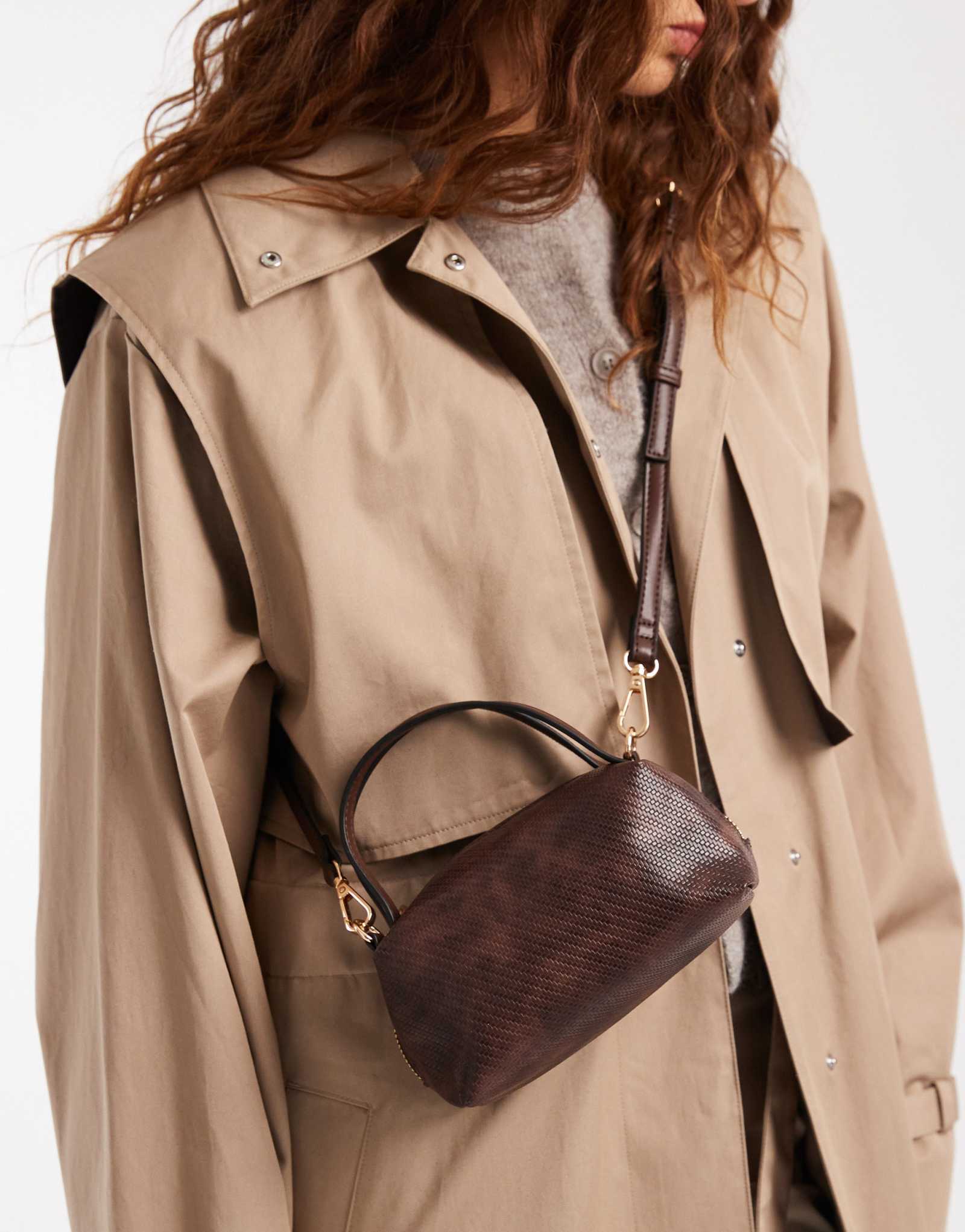 ДИЗАЙНЕРСКИЙ текстурированный мини-клатч ASOS DESIGN с ремешком через плечо шоколадного цвета