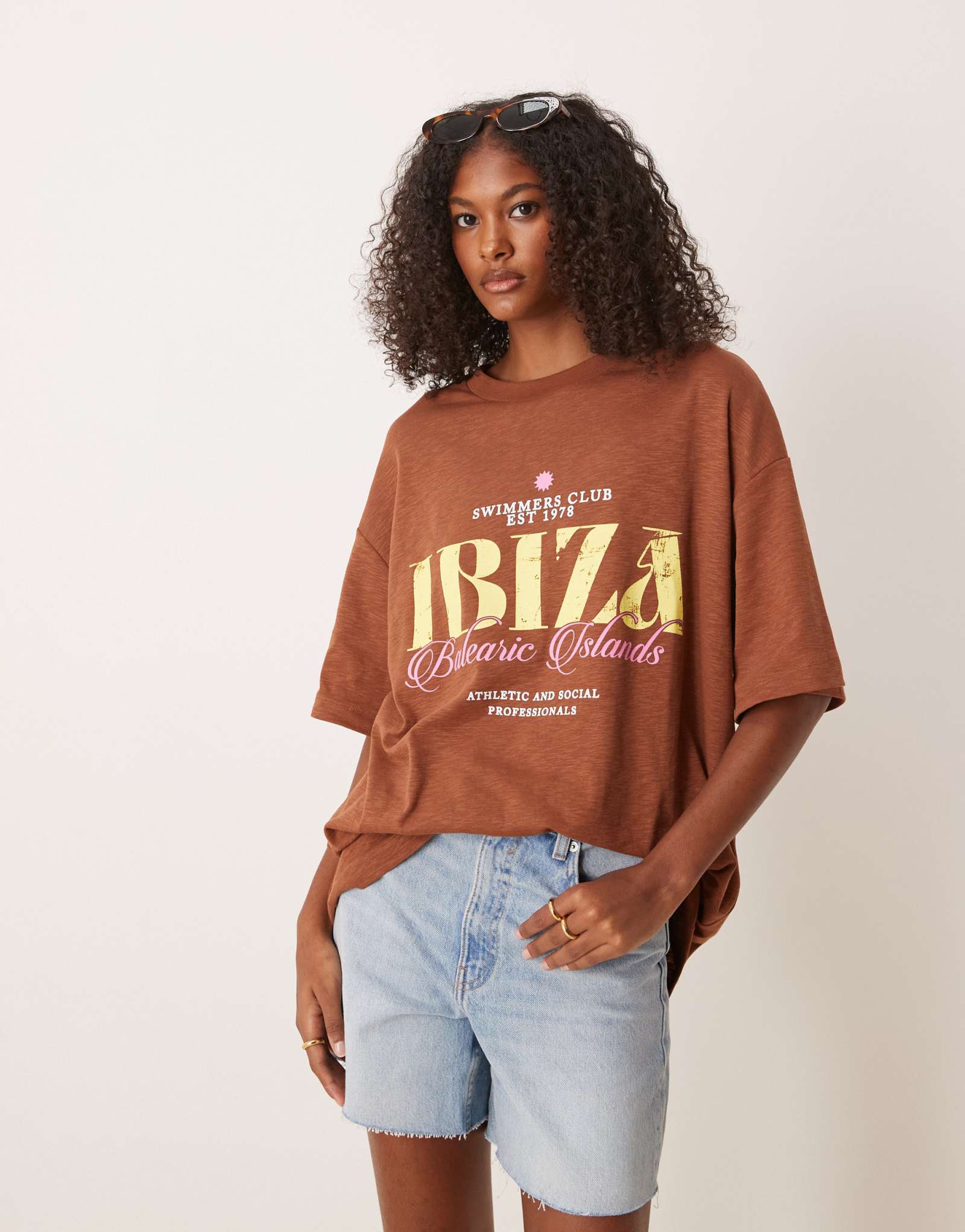 Дизайнерская текстурированная футболка оверсайз от ASOS с изображением Ибицы в шоколадных тонах