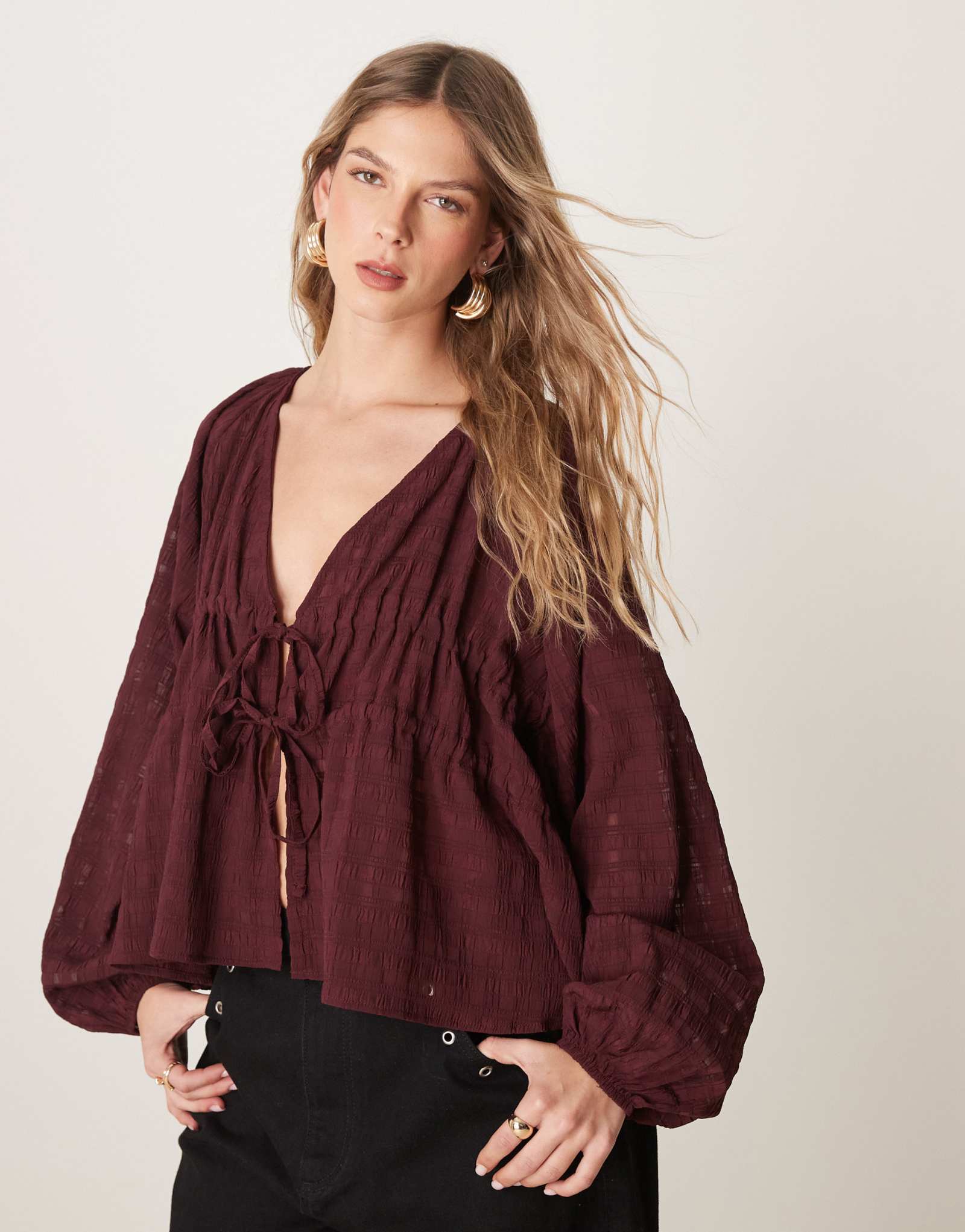 Блузка ASOS DESIGN с текстурированным глубоким вырезом и завязками на шее
