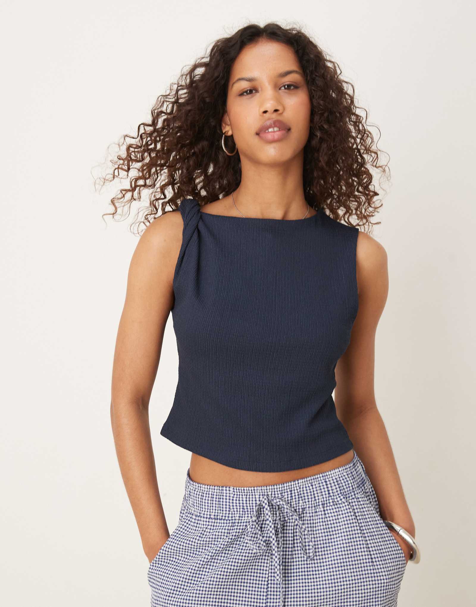 Топ ASOS DESIGN с текстурированными закручивающимися деталями темно-синего цвета