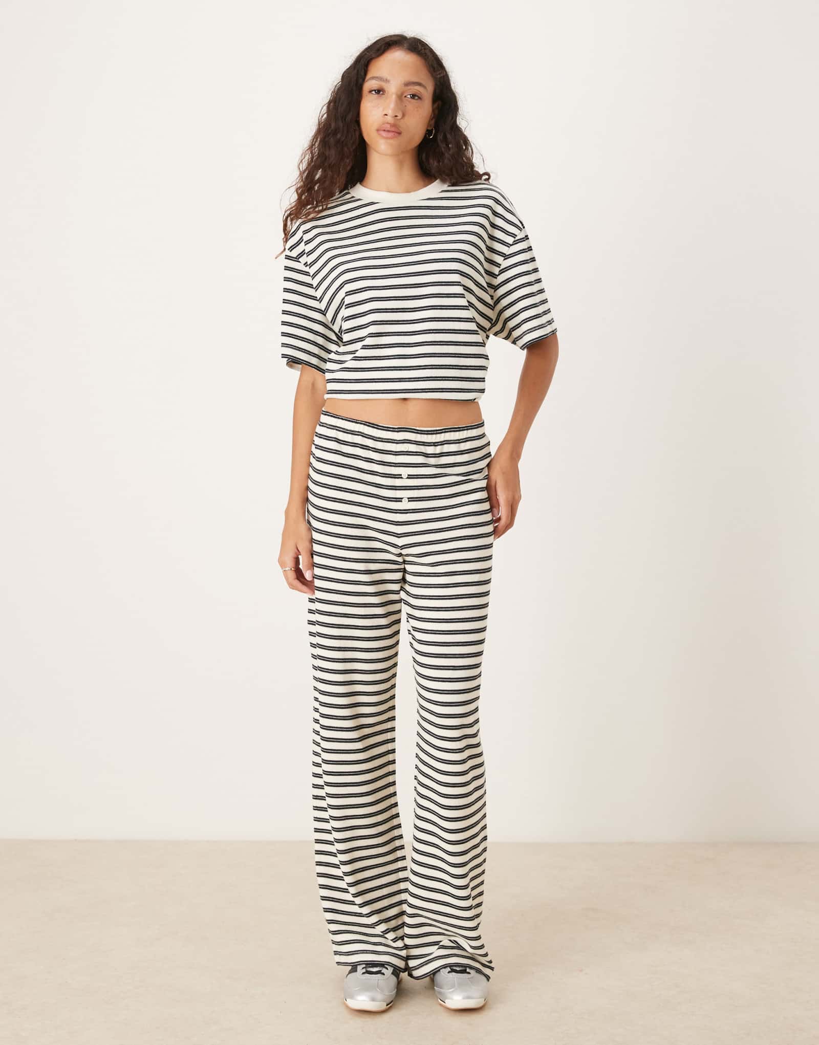 Дизайнерские текстурированные широкие брюки ASOS в кремовую полоску