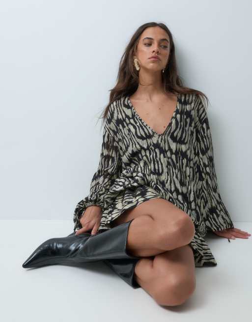 ASOS DESIGN texturerad metallisk blousonminiklänning med volymärm i djurmönster, 5 av 5