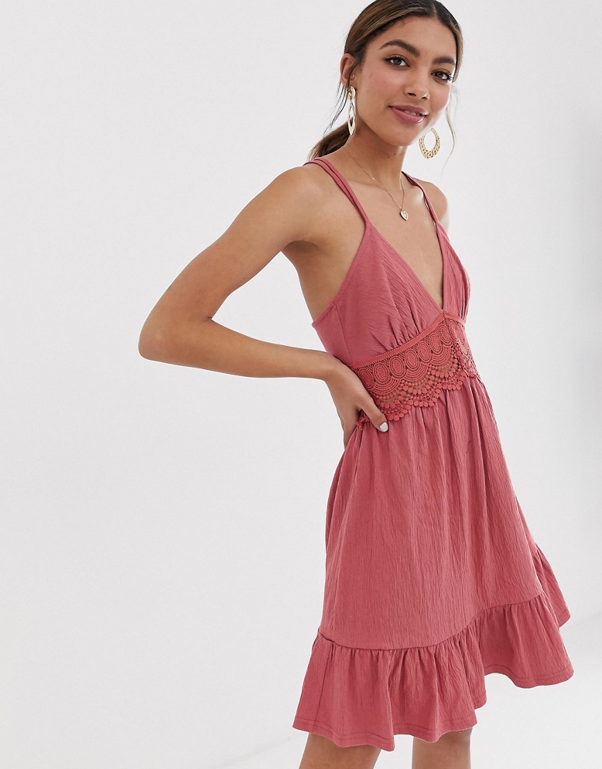 ASOS DESIGN – Texturerad mini-solklänning i skatermodell med virkad infällning-Rosa