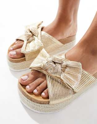 ASOS DESIGN - Thankful - Plateau-Sandalen in Gold mit Schleifendetail-Goldfarben