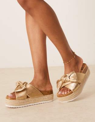 ASOS DESIGN - Thankful - Plateau-Sandalen in Gold mit Schleifendetail-Goldfarben