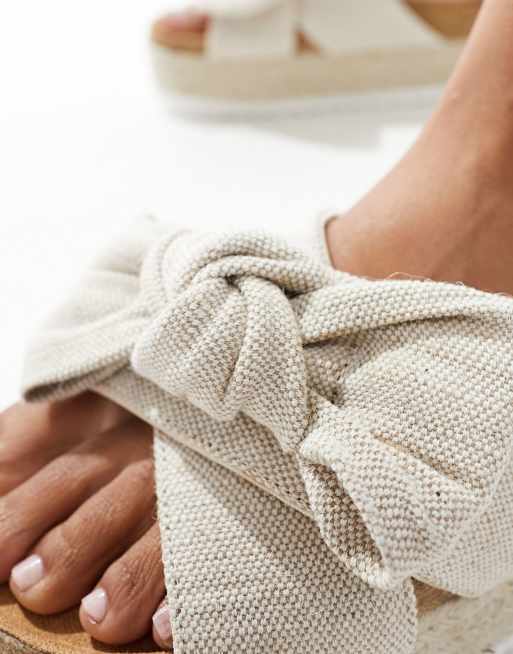 ASOS DESIGN - Thankful - Sandali con suola flatform in tessuto naturale con fiocco, 3 di 4