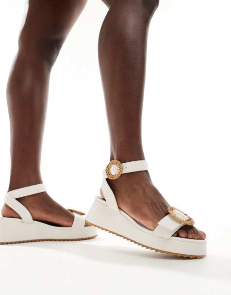 ASOS Design – Thermo – Sandalen in Weiß mit flacher Plateausohle und Schnalle - view 1