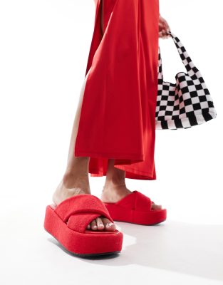 ASOS DESIGN - Thunder - Sandali rossi con fascette imbottite incrociate e suola flatform
