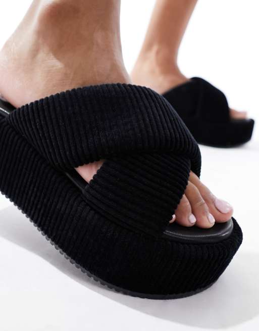ASOS DESIGN – Thunder – Svarta, vadderade sandaler med korsade remmar och flatformsula, 2 av 4