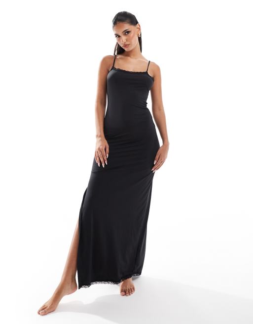 ASOS DESIGN – Tia – Bardzo miękka czarna sukienka maxi na ramiączkach z mikrofibry z rozcięciem z boku i koronkową wstawką