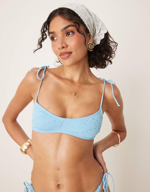 ASOS DESIGN – Tia – Strukturiertes Cropped Bikinioberteil in Hellblau mit Paisleymuster, 3 von 4