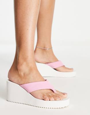 ASOS DESIGN - Tide - Zehenstegsandalen in Rosa mit Keilabsatz