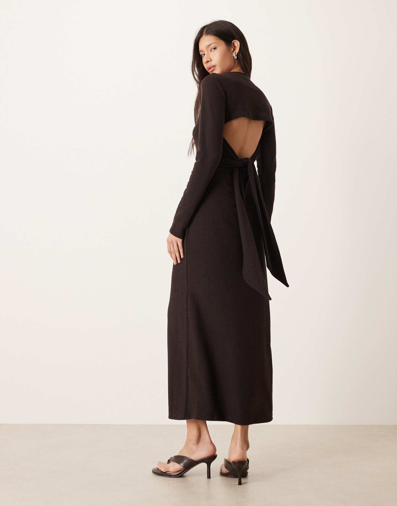 ДИЗАЙНЕРСКОЕ макси-платье ASOS с завязкой на спине и длинными рукавами в рубчик шоколадного цвета